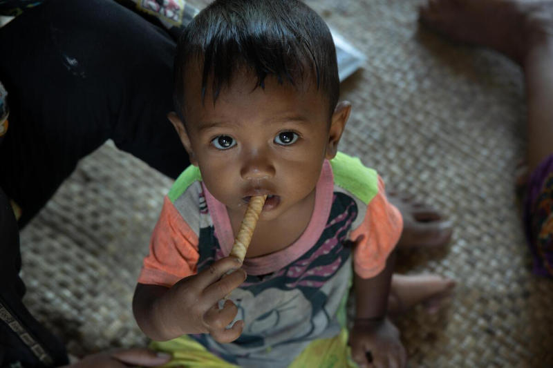 儿童食用柬埔寨暹粒鱼类基地的即食治疗性食物。照片：世界粮食计划署/Arete/Cesar Lopez