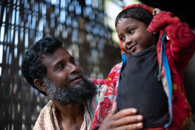 孟加拉国，托斯利姆·乌丁和他的儿子。照片：世界粮食计划署/Mehedi Rahman