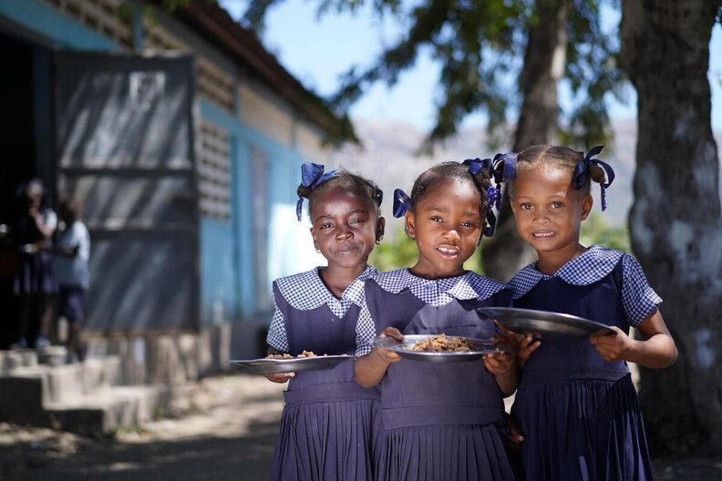 WFP serves daily hot meals to 250,000 children in Haiti. 