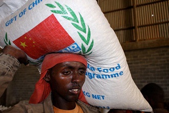 联合国世界粮食计划署向索马里饥民发放中国援粮