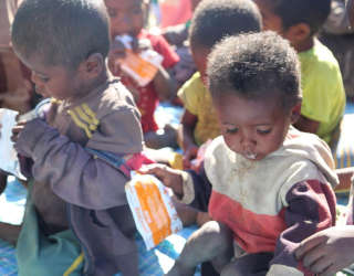 体重不足和营养不良的儿童在 Ambovombe 区的营养中心接受治疗。照片：世界粮食计划署/Shelley Thakral
