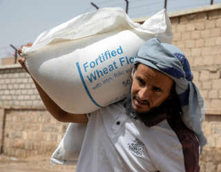 Khalid每月从世界粮食计划署获得粮食援助。照片：世界粮食计划署/Annabel Symington