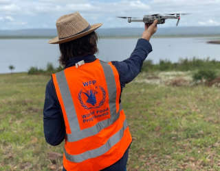 2019 年，在莫桑比克飓风Idai之后，世界粮食计划署首次在紧急响应中部署了无人机，以进行快速的灾后评估，并与现场的国家官员和合作伙伴进行协调。照片：世界粮食计划署/INGC/Antonio Jose Beleza
