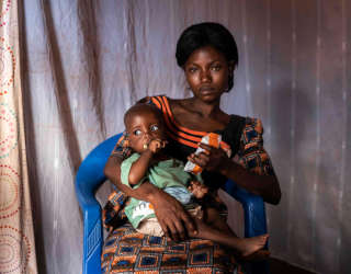 在刚果民主共和国的卡莱米，Furaha 给她最小的儿子 Kyungu Evariste 一份有营养的花生酱。照片：世界粮食计划署/Arete/Fredrik Lerneryd