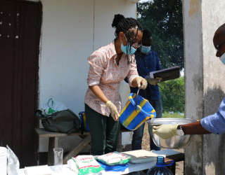 食品和市场部高级研究员（收货后）Louise Abayomi正在准备要取样的Fufu（非洲和加勒比海地区许多国家的主食），并向刚果团队展示如何添加适量的面粉、水和营养物。照片：世界粮食计划署/Alice Rahmoun