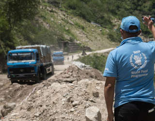 中国政府捐赠的液氧从尼泊尔-中国边境口岸塔托帕尼运到加德满都，并用卡车运往加德满都政府医院。照片：世界粮食计划署/Srawan Shrestha