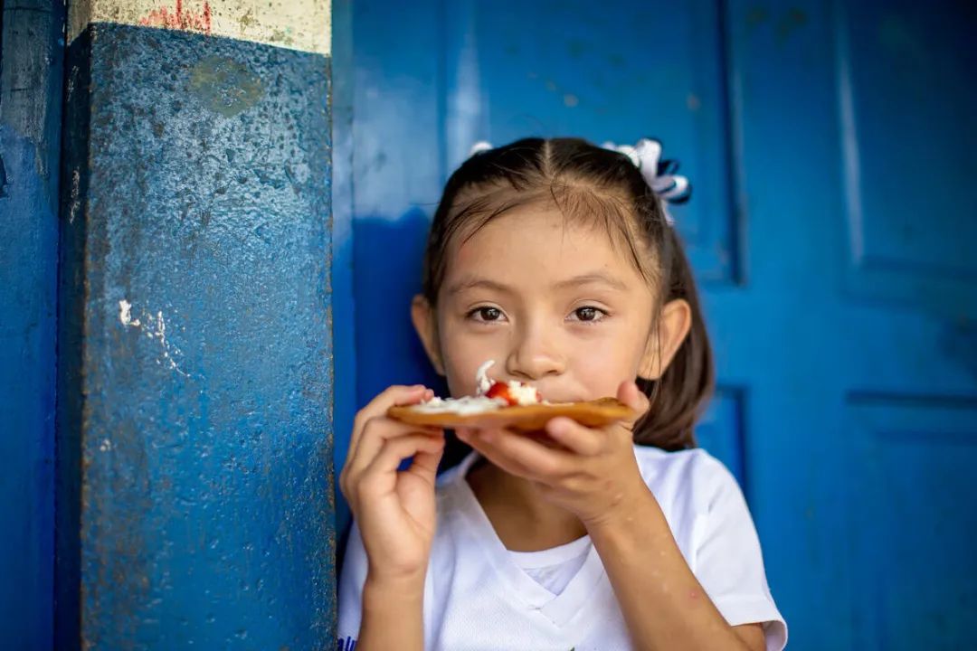 在尼加拉瓜，一名儿童在世界粮食计划署资助的学校吃午餐。照片©WFP/Cassandra Prena