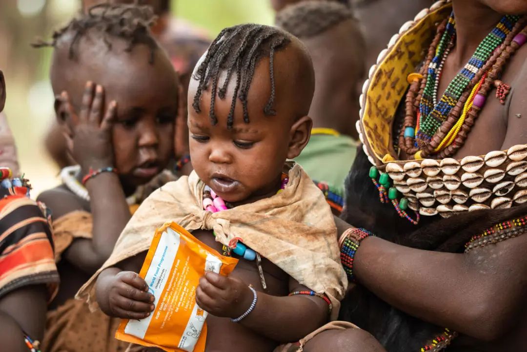 世界粮食计划署为埃塞俄比亚南奥莫地区卫生站的母亲和婴儿分发营养食品。照片©WFP/Michael Tewelde