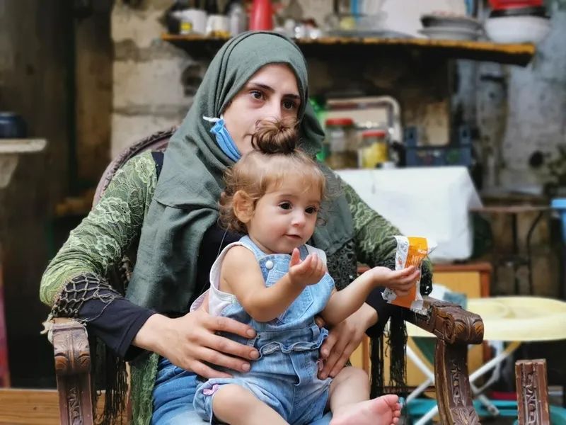 在叙利亚，Tara获得了世界粮食计划署提供的营养援助。照片©WFP/Hussam Al Saleh
