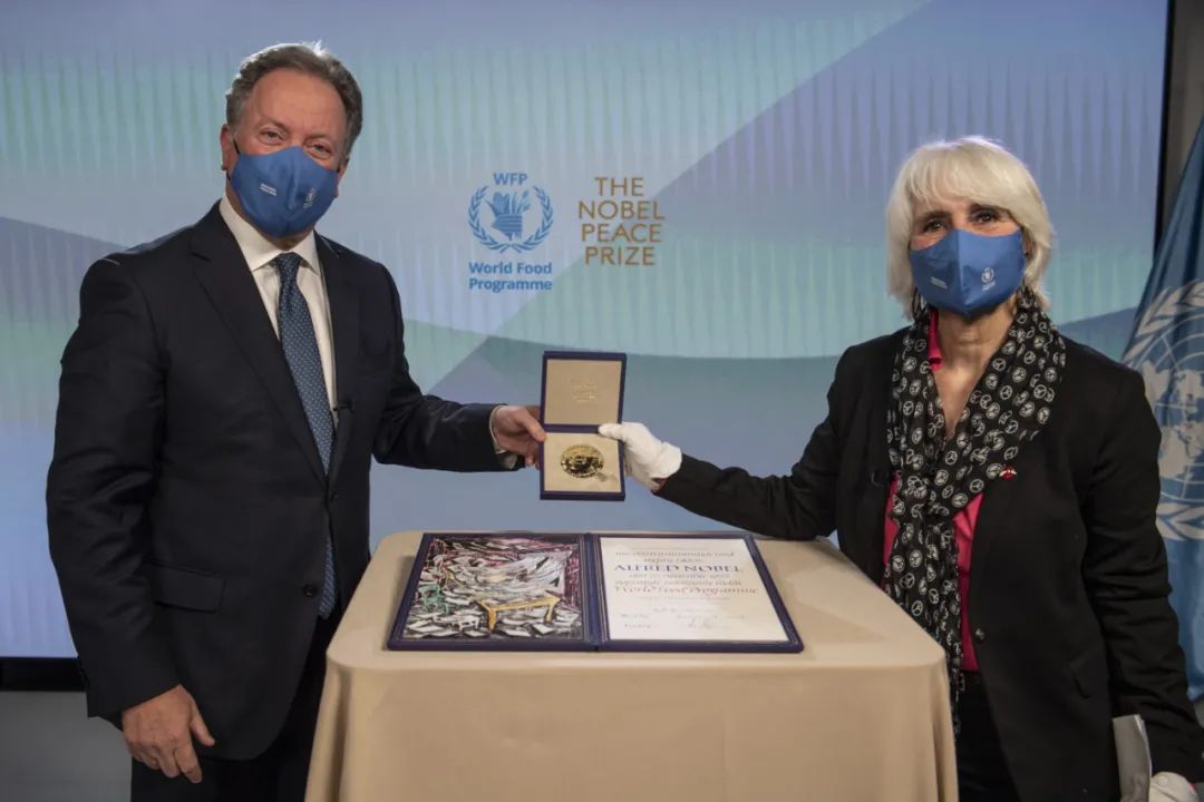 联合国世界粮食计划署执行干事戴维·比斯利在罗马接受了由挪威诺贝尔委员会颁发的诺贝尔和平奖奖牌和证书