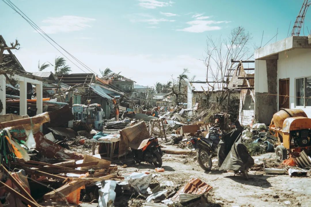 2021年12月16日，台风“雷伊”袭击菲律宾Siargao岛，造成损失。世界粮食计划署向政府提供了至关重要的应急物流和通讯支持。照片©WFP/Ryan Matias