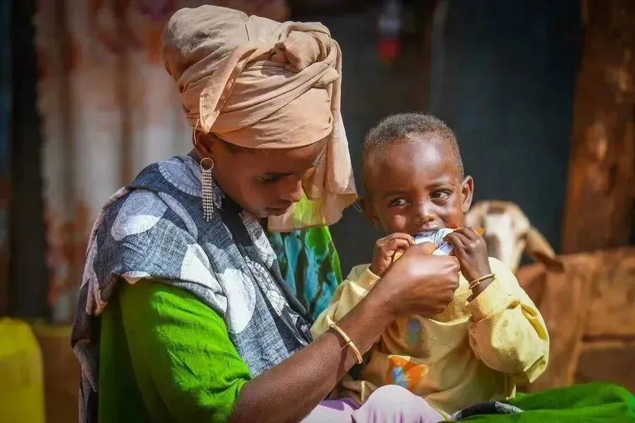 埃塞俄比亚：Liben Kefela从他的妈妈Shedole那里获得了世界粮食计划署援助的营养补充品。照片©WFP/Michael Tewelde