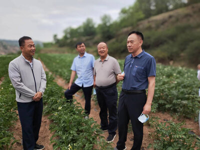 屈四喜代表在项目地考察。照片©WFP/Xiaobei Wang