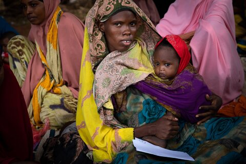 在索马里，妇女和儿童正遭受非洲之角干旱的冲击