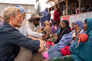 卡尔·斯考在索马里探访健康中心。  照片 © WFP/Sara Cuevas Gallardo