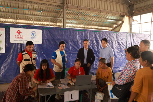 欧阳参赞与使馆代表实地走访粮食发放点。照片© WFP Myanmar
