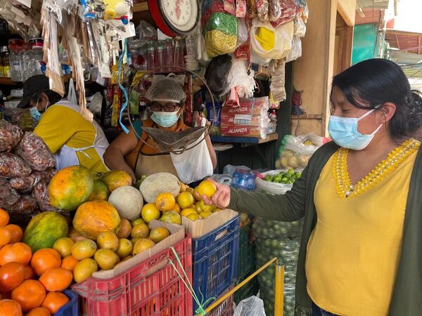 Angelica（29岁）购买营养食品，并设法改善了小女儿的贫血状况。照片© WFP/Tayra Pinzón