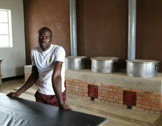 卢旺达。学校厨师，Felicien Rwatangaro。照片：世界粮食计划署/Daniel Kibsgaard