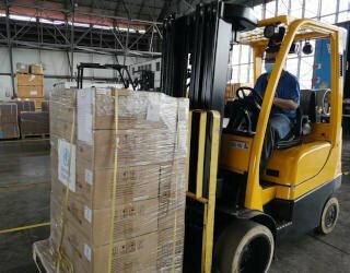 联合国人道主义应急仓库巴拿马办事处正准备为世卫组织派发个人防护物品。照片：世界粮食计划署/Elio Rujano