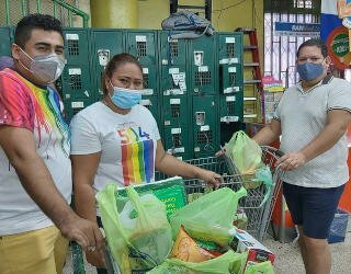 世界粮食计划署的食品卡帮助800个LGBTI（女同性恋者、男同性恋者、双性恋者、跨性别者和间性者）家庭度过疫情。照片：世界粮食计划署/Hetze Tosta