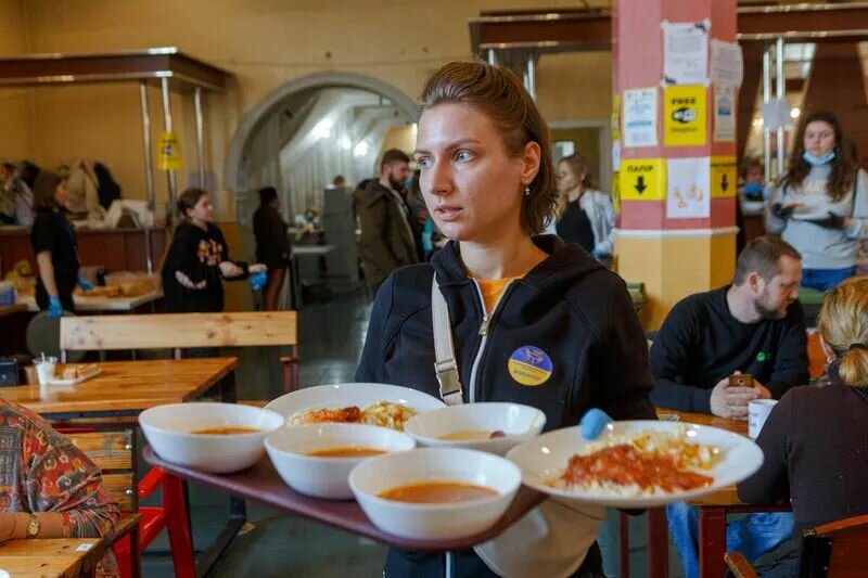 在政府的支持下，一家由餐馆改造的流动厨房每天为流离失所的乌克兰人提供数千顿饭。照片©Serhii Hudak