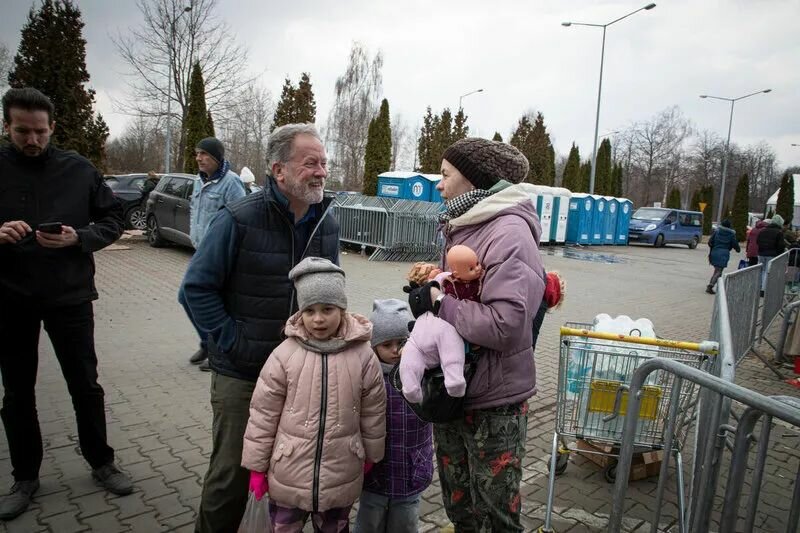 世界粮食计划署执行干事戴维·比斯利在波兰探访了一个乌克兰家庭。照片©WFP/Marco Frattini