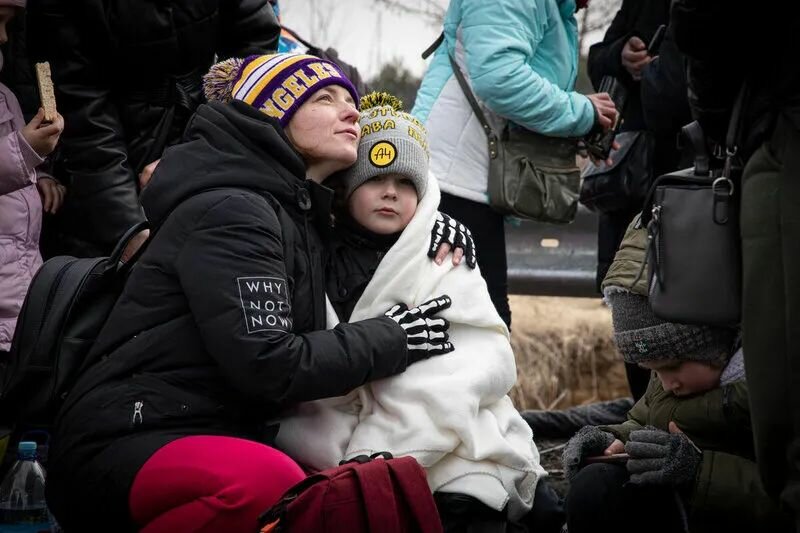 从乌克兰来到波兰的一对母女相互拥抱在一起。照片©WFP/Marco Frattini