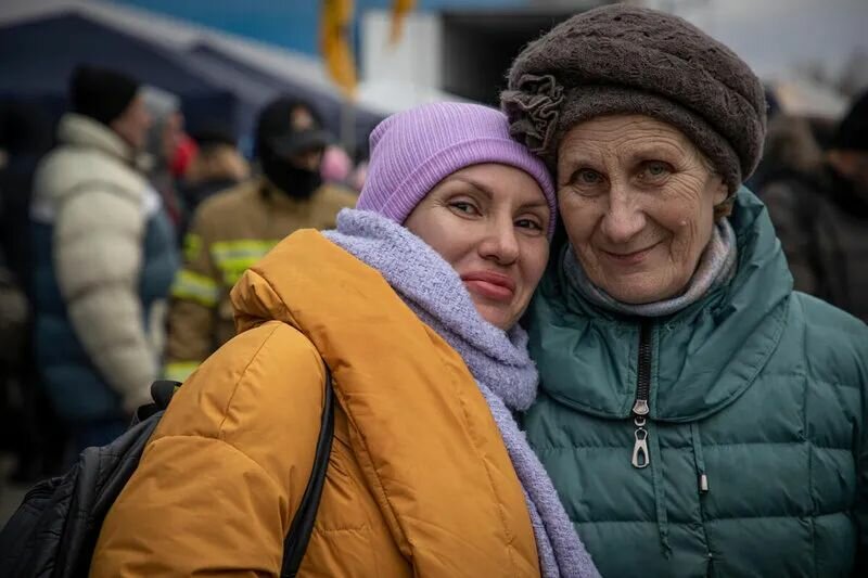 两名妇女在乌克兰和波兰边境。照片©WFP/Marco Frattini