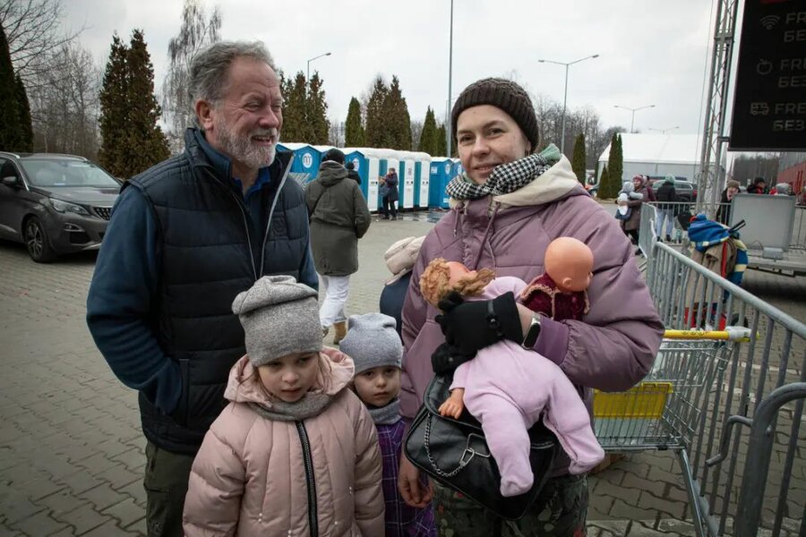 世界粮食计划署执行干事戴维·比斯利到达波兰-乌克兰边境，探访了逃离乌克兰的Nadia一家。照片©WFP