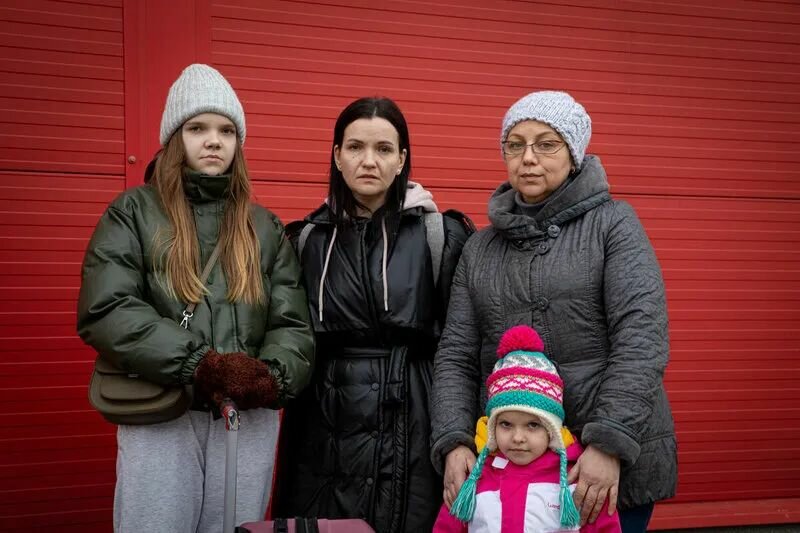 达里娜（Daryna）、她的女儿和婆婆逃离基辅，而她的丈夫留在了基辅。在乘坐8小时巴士后，她们步行穿越了波兰边境。照片©WFP/Marco Frattini
