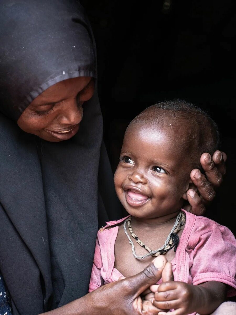 2021年12月2日，30岁的母亲玛哈达（Mahadha）在肯尼亚东北部的瓦吉尔县抱着她营养不良的婴儿法图玛（Fatuma）。照片©WFP