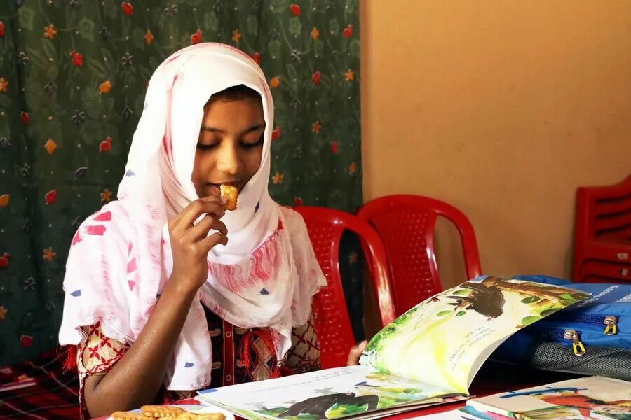 孟加拉国：2020年学校停课后，法特玛（Fatema）在家学习，并获得世界粮食计划署提供的富含维生素和矿物质的饼干。照片©WFP/Nalifa Mehelin
