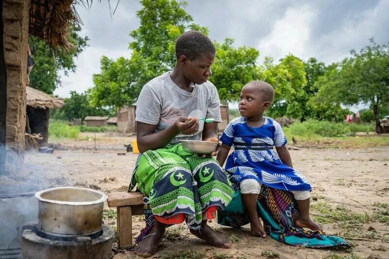 马拉维：1月飓风“安娜”过后，当地人用世界粮食计划署提供的口粮做的一碗粥。照片©WFP/Badre Bahaji