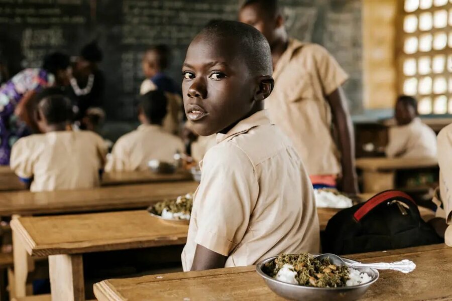 在刚果(布),学生们正在享用学校营养餐。照片© WFP/Share/Lea May