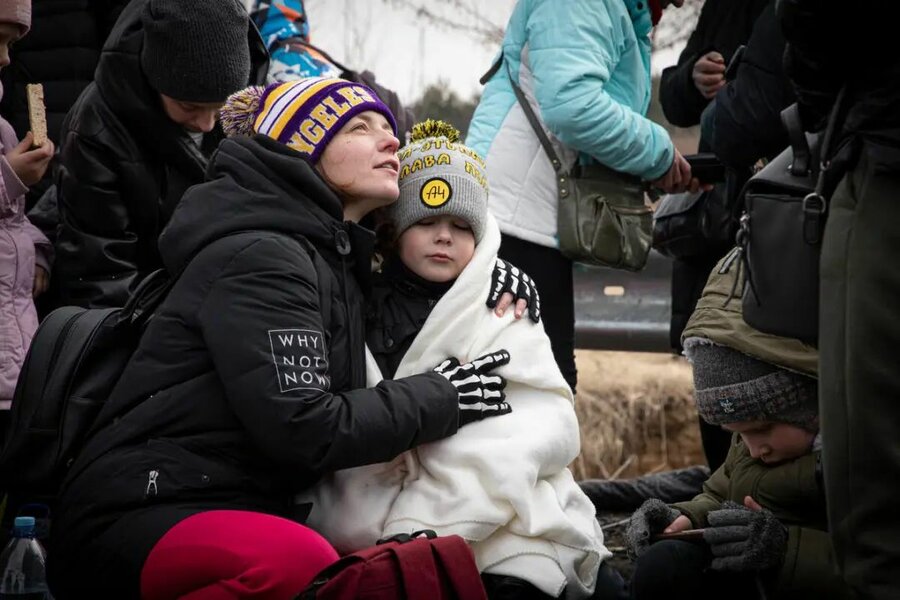 在波兰和乌克兰边境，许多家庭在寒冷中等待数小时。照片©WFP/Marco Frattini