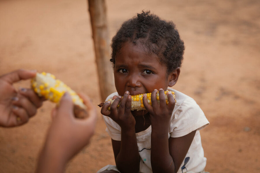5岁的Linda正在食用玉米作为午餐，她的母亲是一名农民。照片©WFP/Sitraka Niaina Raharinaiv