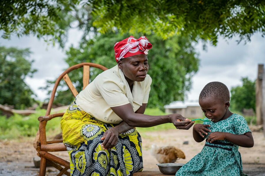 在马拉维受飓风影响的地区,Erika和她的女儿在喝粥。照片©WFP/Badre Bahaji