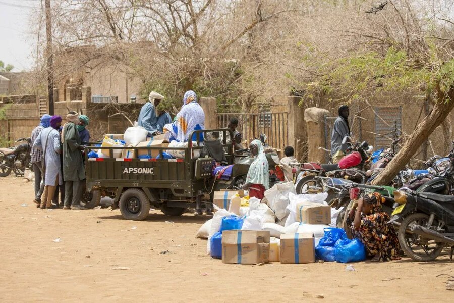 在布基纳法索，世界粮食计划署向萨赫勒地区的多里市难民提供粮食和现金援助。照片©WFP/Cheick Omar Bandaogo