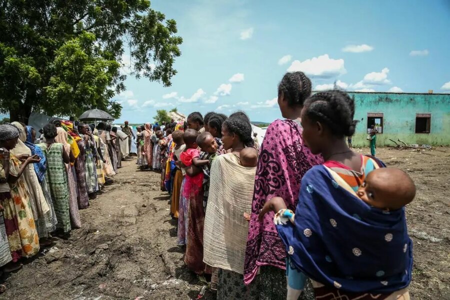 世界粮食计划署为900多名埃塞俄比亚难民分发高能饼干。照片©WFP/Niema Abdelmageed