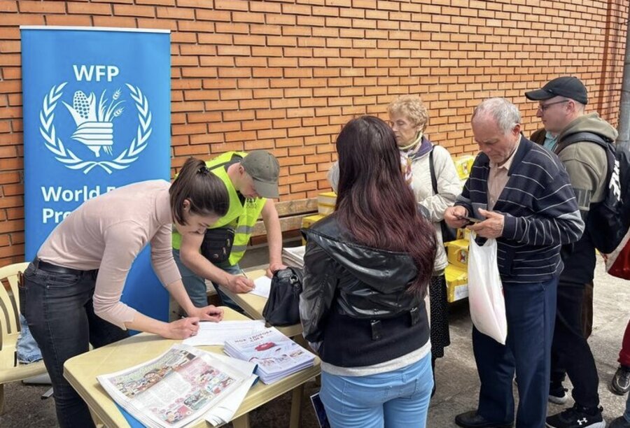 世界粮食计划署在乌克兰东南部扎波罗热分发粮食。照片©WFP/Reem Nada