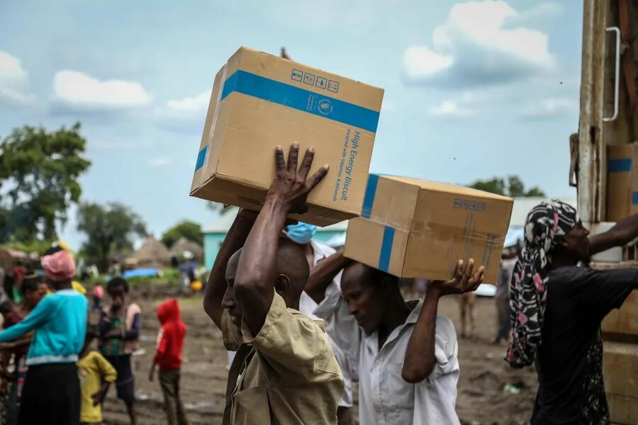 世界粮食计划署向涌入苏丹的900多名埃塞俄比亚难民分发高能饼干。照片©WFP