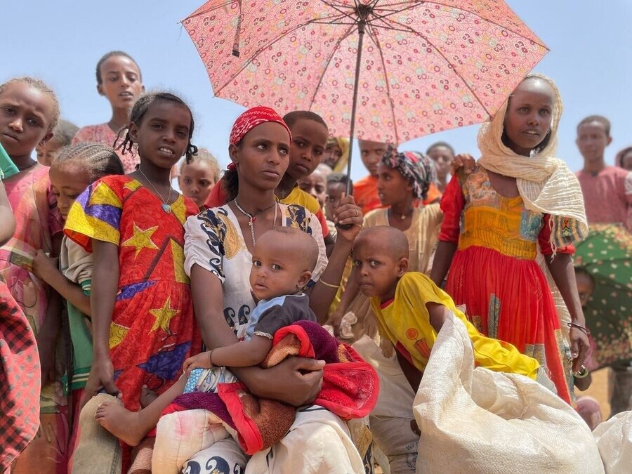 在埃塞俄比亚的提格雷州，妇女和儿童在世界粮食计划署的粮食分发点排队等候。照片©WFP/Claire Nevill