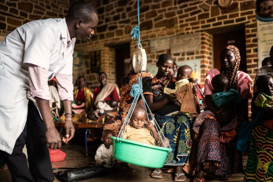 4月，在布隆迪的鲁塔纳省，一名两岁儿童在中度突发性营养不良干预项目的帮助下，恢复了健康。照片©WFP/Arete/Fredrik Lerneryd