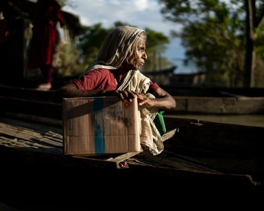 在孟加拉国的锡尔赫特市，一位因山洪失去家园的妇女，获得了世界粮食计划署的粮食援助。照片©WFP/Sayed Asif Mahmoud