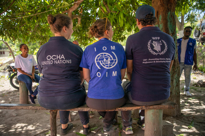 三个不同联合国机构的人道主义工作者在海地的合影。照片©WFP/Theresa Piorr