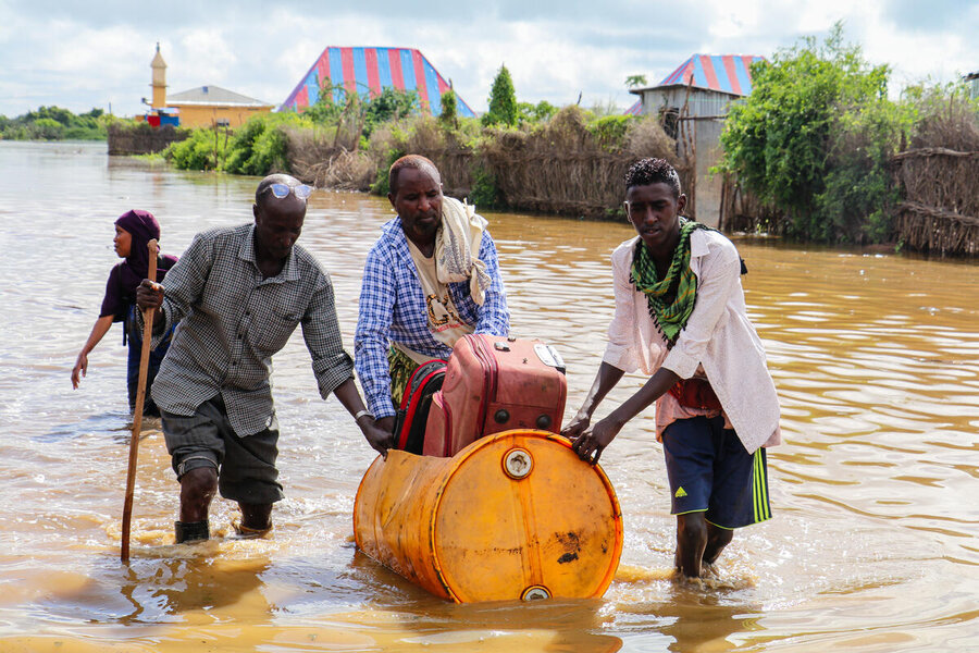 Men in Mahaday, Hirshabelle State in south-central Somali, transport their belongings after the devsastating rains of 5 November.. WFP/Arete/Abdirahman Yussuf Mohamud