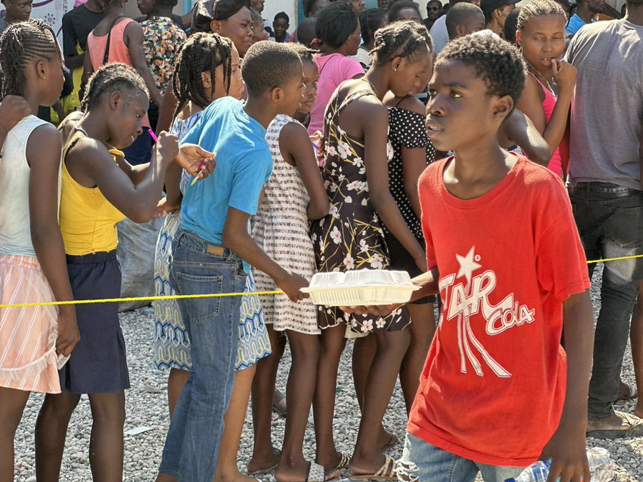世界粮食计划署在海地分发食品，那里的帮派暴力加剧了粮食不安全问题。照片© WFP/Jean Vadler Presume