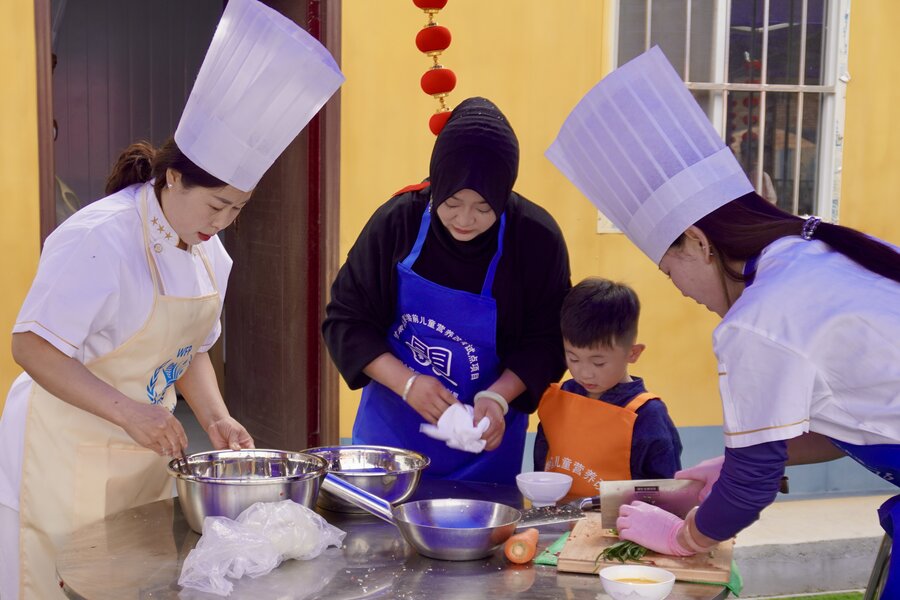 家长和孩子一同参与营养周活动。照片©WFP