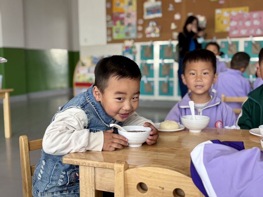 清晨八点半是孩子们期待的早餐时间。  照片©WFP