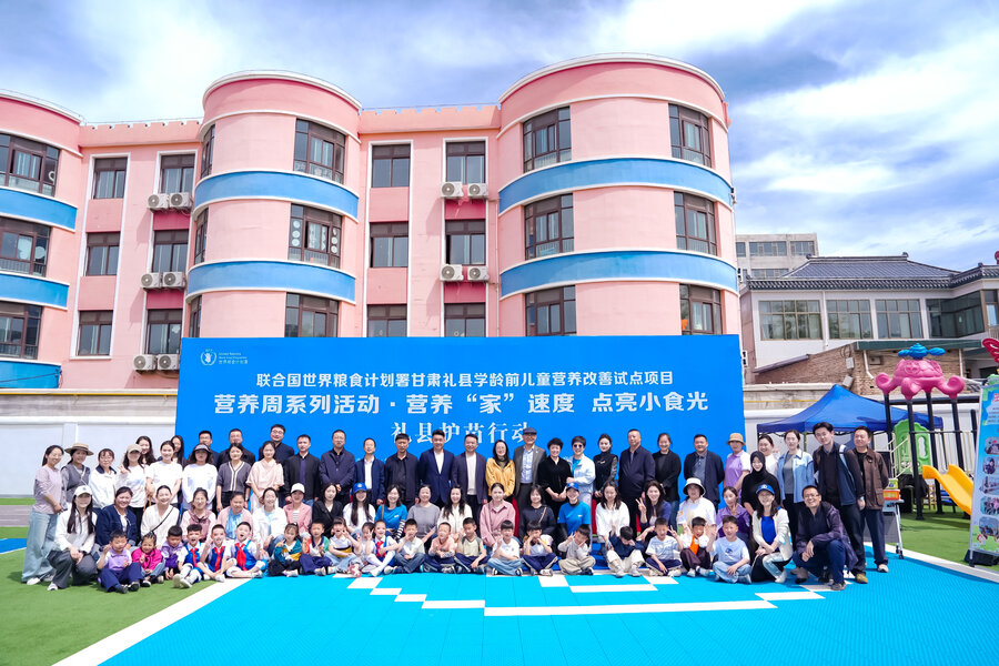 2026年“营养餐桌·家庭健康”全民营养周期间，  世界粮食计划署驻华代表赵兵一行探访甘肃礼县学龄前儿童营养改善试点项目。照片©大宝
